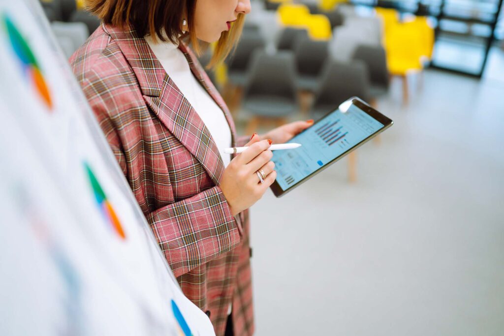 young-woman-leader-presenter-make-a-business-pre-456XV6Q.jpg